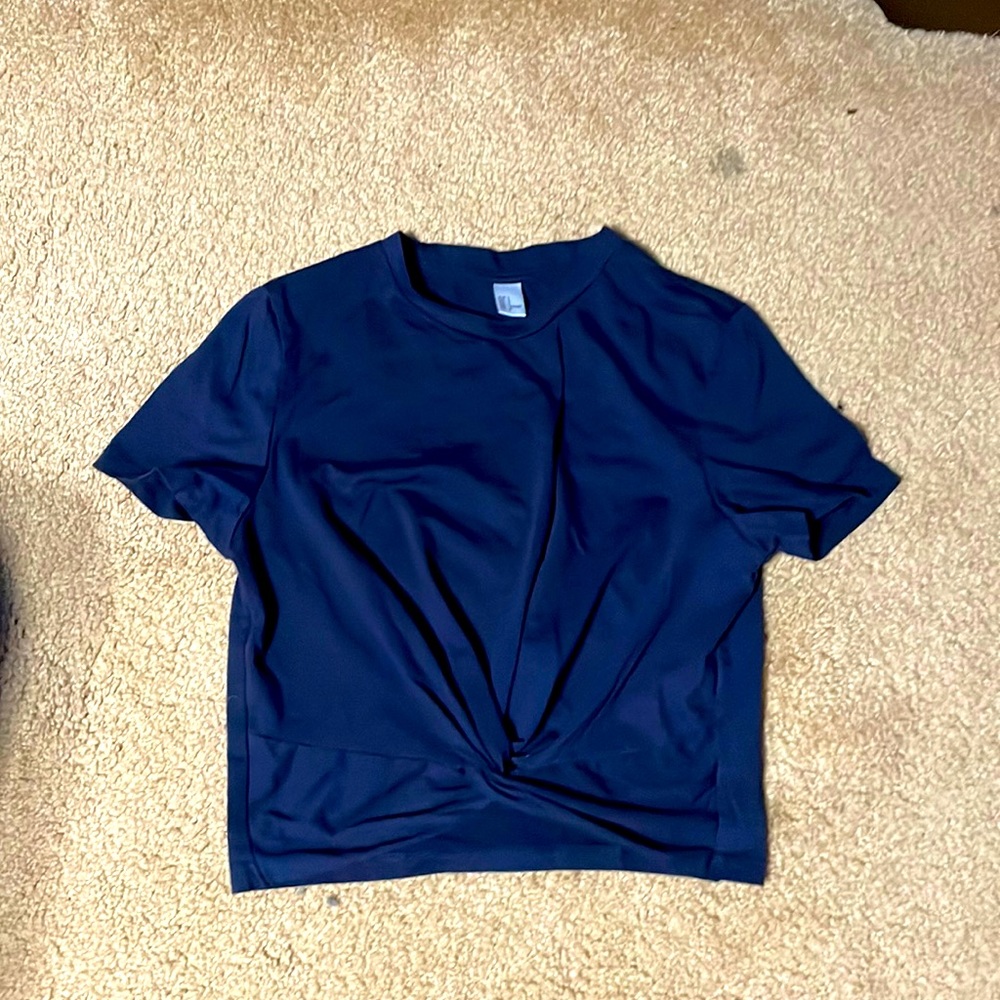 💙Navy blue crop top with twist in the front!💙